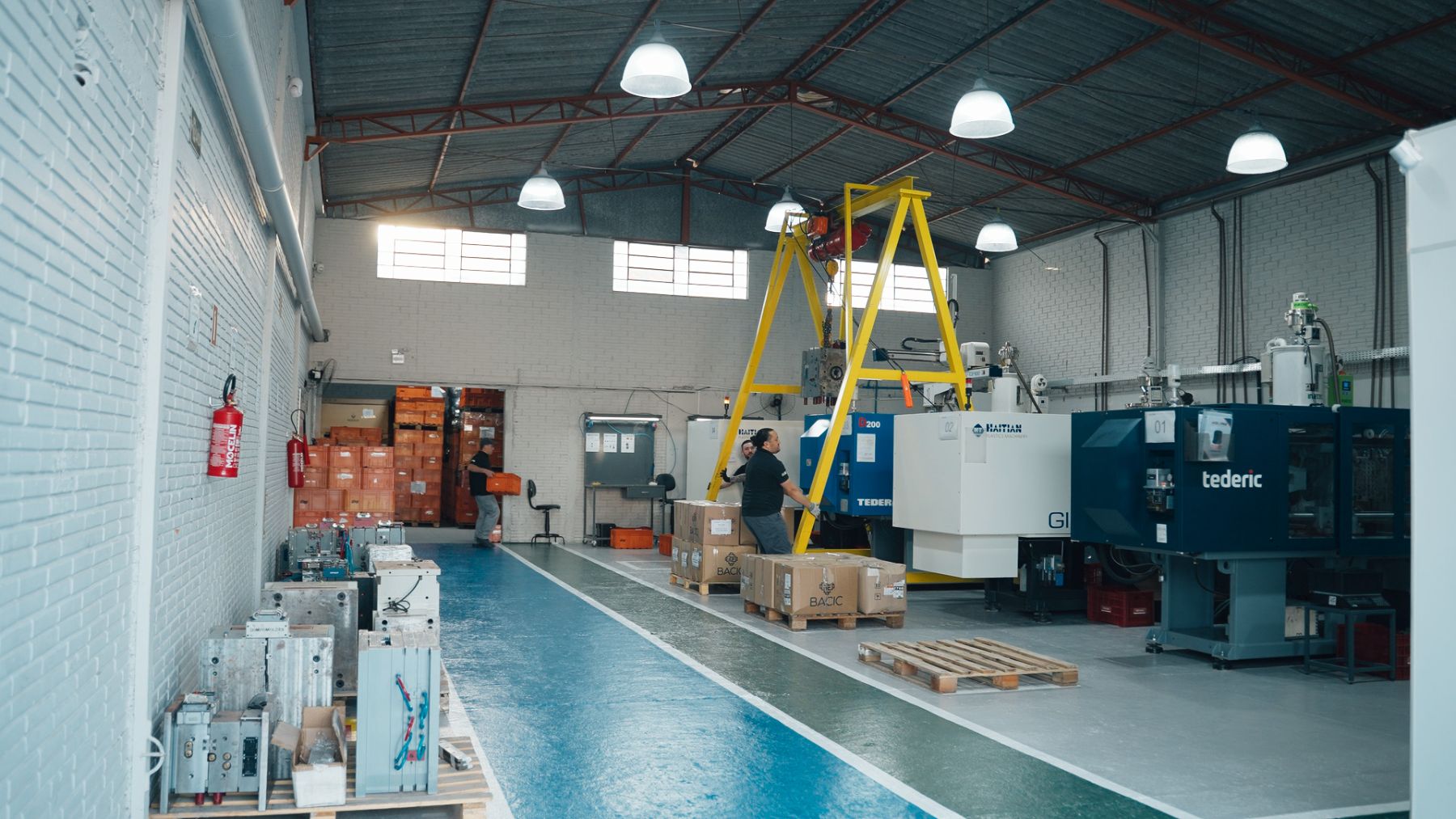 Sala de injeção da Moldpar com máquinas injetoras